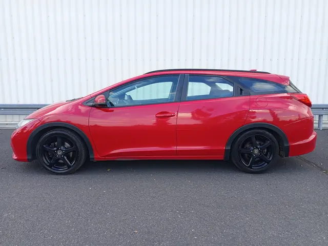 Czerwona Honda Civic Tourer kombi, sprzedany, widok z boku