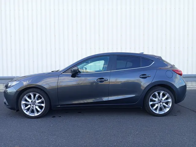 Grafitowa Mazda 3 hatchback, sprzedany, widok z boku