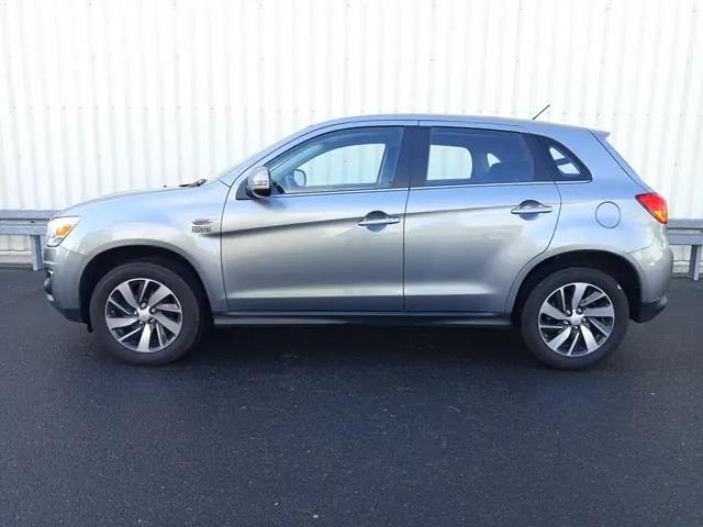 Srebrne Mitsubishi ASX, sprzedany, widok z boku