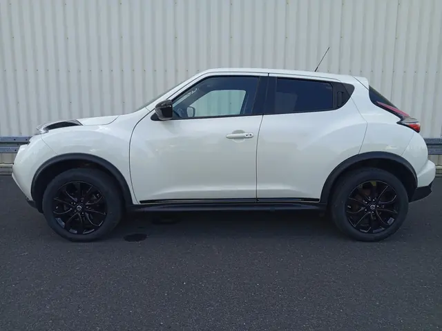 Biały Nissan Juke, sprzedany, widok z boku
