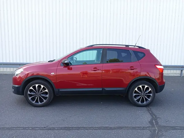 Czerwony Nissan Qashqai, sprzedany, widok z boku