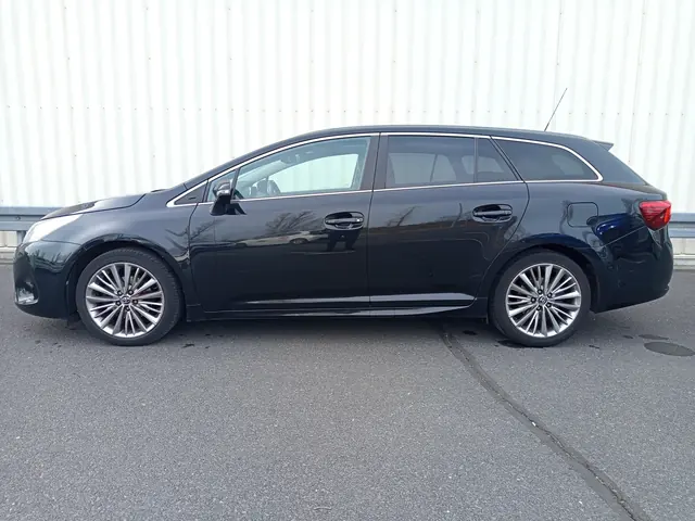 Czarna Toyota Avensis kombi, sprzedany, widok z boku