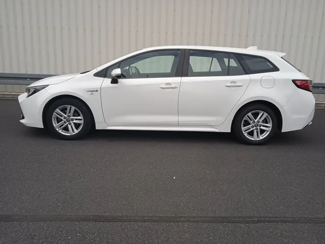 Biała Toyota Corolla Touring Sports kombi, sprzedany, widok z boku